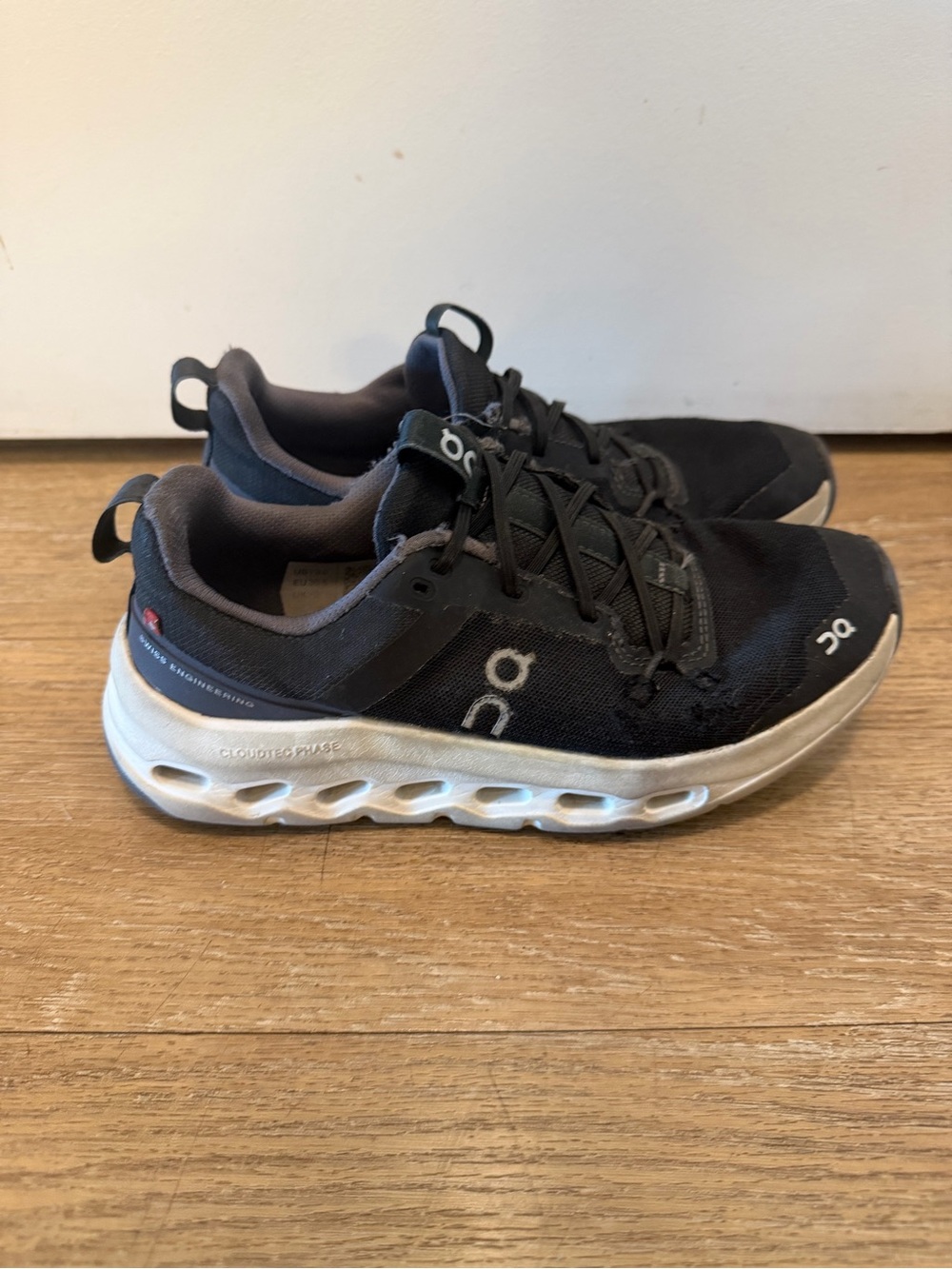 On Running kids Cloud Runner in Black and Gray size 3.5